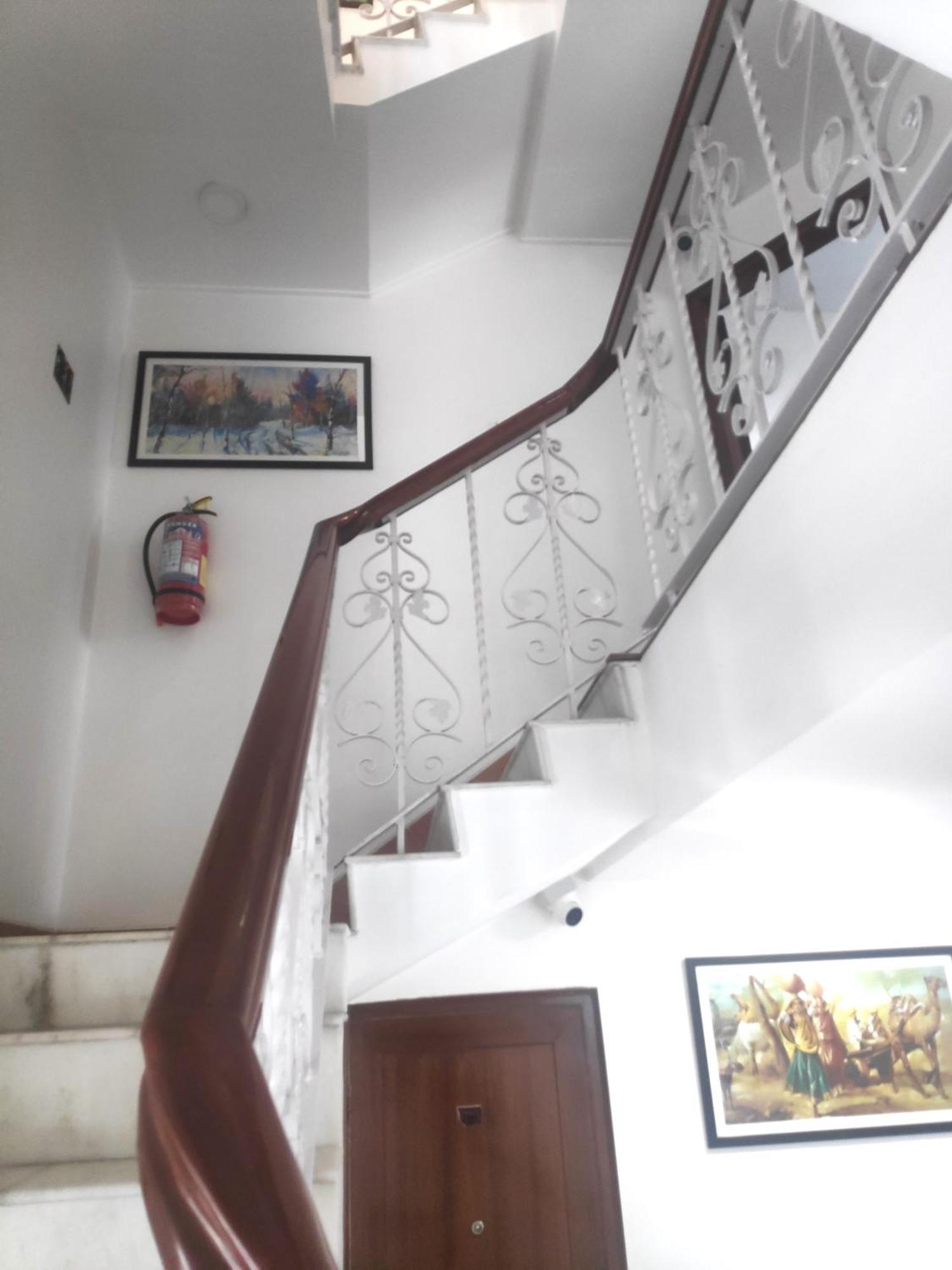 White House By Maxxvalue Service Apartments Bandra ムンバイ エクステリア 写真